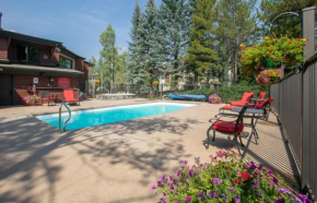 Outdoor Pool and Hot Tub, Air Conditioned, 135 Steps From Ski Access